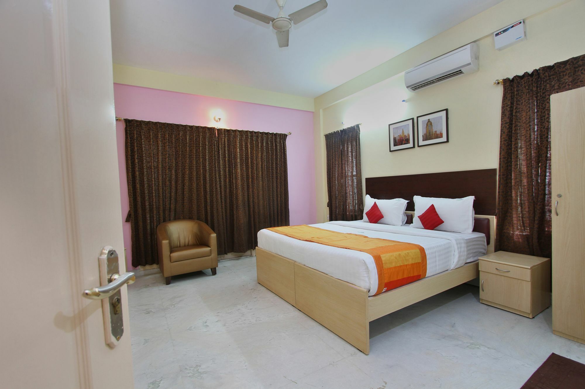 Capital O 5379 The Roy Grand Inns Bangalore Exterior foto